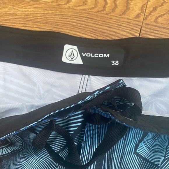 Volcom board shorts - Picture 3 of 5